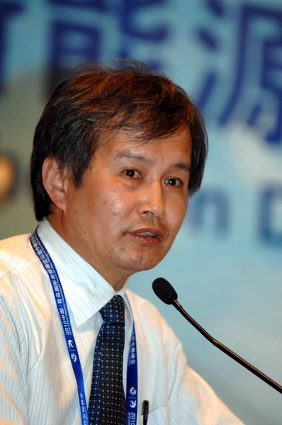 2010年4月29日 中国東部山東省青島で開催された2010年中国国際フォーラムで ヒミン グループの会長である黄明氏が講演を行った — ストック写真
