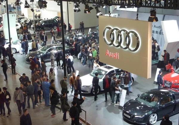 Des Visiteurs Sont Vus Sur Stand Audi Lors Salon Automobile — Photo
