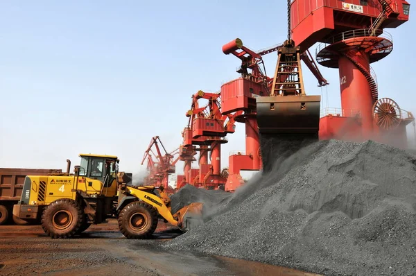 Wheelloaders Load Trucks Iron Ore Imported Peru Port Rizhao Rizhao — Stock Photo, Image