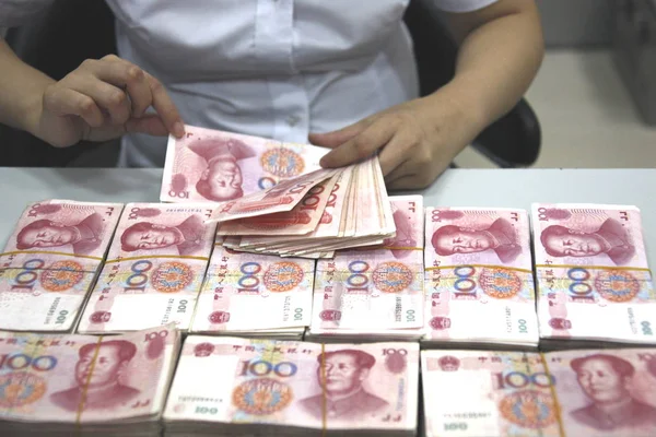 中国の銀行事務員は Huaibei 東中国安徽州の銀行で人民元紙幣を数える 2010年8月13日 — ストック写真