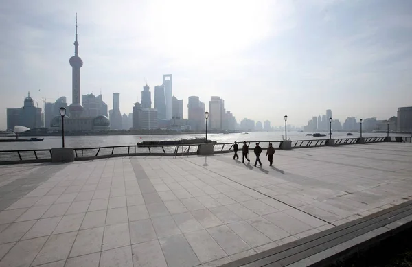 2010年3月12日 中国人沿着黄浦江外滩的长廊 沿着上海浦东陆家嘴金融区的天际线漫步 — 图库照片