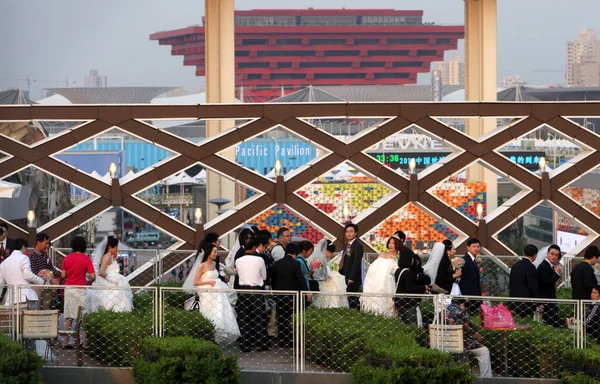 Casais Recém Casados Chineses Visitam Jardim Telhado Pavilhão Francês Durante — Fotografia de Stock