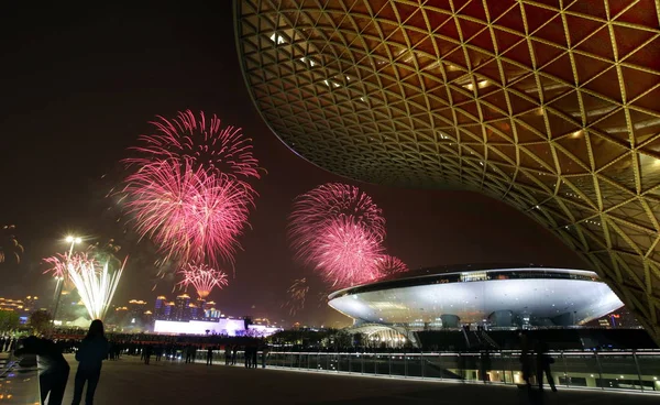 Visitatori Guardano Fuochi Artificio Che Esplodono Sul Sito Expo Durante — Foto Stock