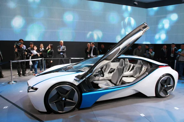 Visitors Look Bmw Vision Concept 11Th Beijing International Automotive Exhibition — Stock Photo, Image