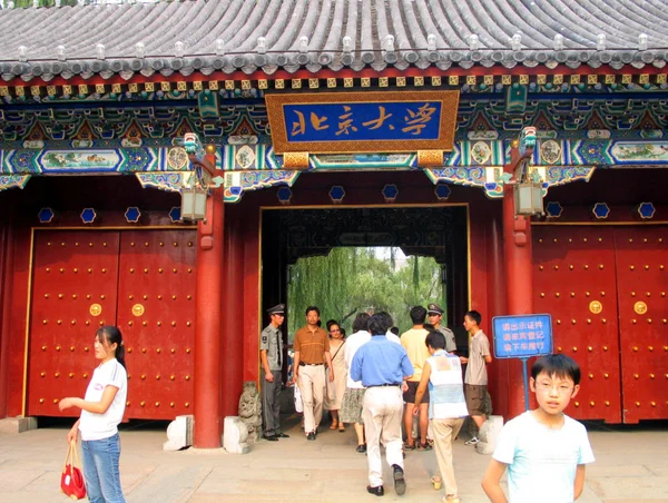 Chińczycy Chodzą Wejściu Uniwersytet Pekiński Pekinie Chiny Sierpień 2004 — Zdjęcie stockowe