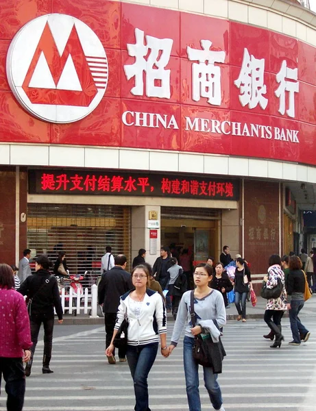 Helyi Lakosok Séta Múltban Fióktelepe Kína Merchants Bank Cmb Nanjing — Stock Fotó
