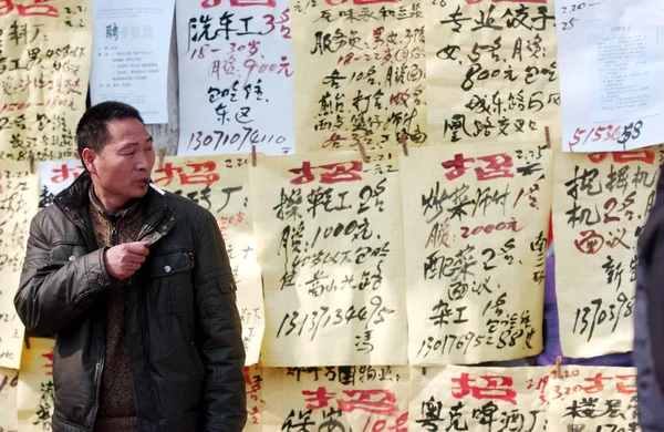 Číňan Kouří Před Nabídky Pracovních Míst Trhu Práce Zhengzhou City — Stock fotografie