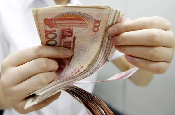 Funcionário Banco Chinês Conta Notas Rmb Renminbi Yuan Banco Condado — Fotografia de Stock