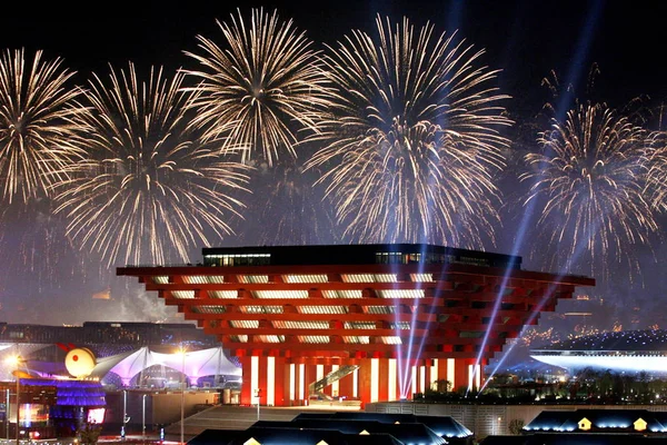 Fyrverkerier Explodera Över Kina Paviljongen Expo Plats Invigningen Världsutställningen Expo — Stockfoto