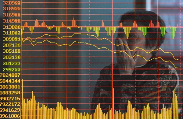 中国の投資家は 株式の株価 価格上昇のための赤と価格下落のためのグリーン 中央中国湖北省 Apirl 2010 Brokage ハウスで見ています — ストック写真