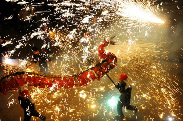 Chińscy Artyści Wykonać Taniec Smoka Iskry Okazji Tradycyjny Chiński Latarnia — Zdjęcie stockowe