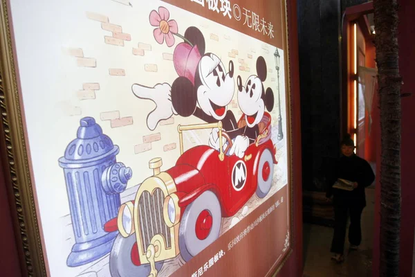 Comprador Chinês Senta Frente Das Imagens Mickey Mouse Anúncio Projeto — Fotografia de Stock