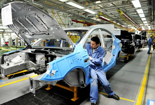 Trabajadores Fábricas Chinas Ensamblan Automóviles Roewe 350 Línea Montaje Planta — Foto de Stock