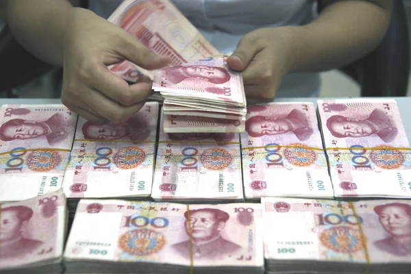 Bankovní Úředník Čínské Bance Počítá Rmb Jüan Bankovky Bance Huaibei — Stock fotografie
