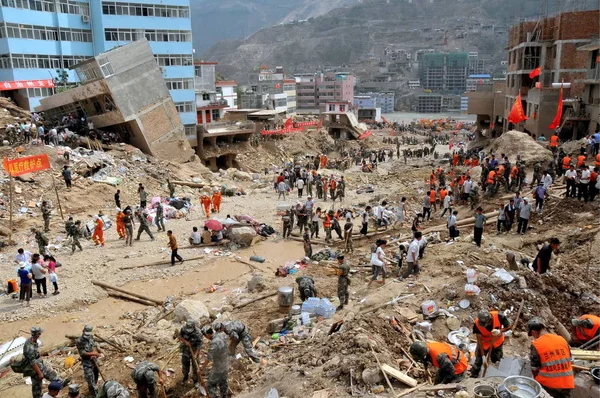 Chinese Rescuers Search Victims Survivors Debris Houses Destroyed Devastating Landslide — Stock Photo, Image