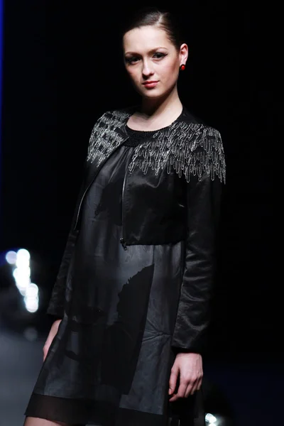 Model Paraduje Dunnu Show Chiny Fashion Week Jesień Zima 2010 — Zdjęcie stockowe