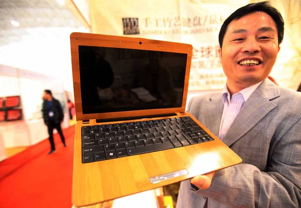 Ein Chinesischer Angestellter Zeigt Einen Aus Bambus Gefertigten Laptop Während — Stockfoto