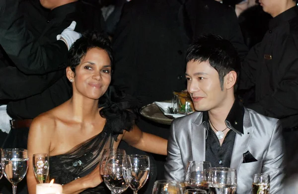 Actress Halle Berry Chinese Actor Huang Xiaoming Seen Bazaar Charity — Stock Photo, Image