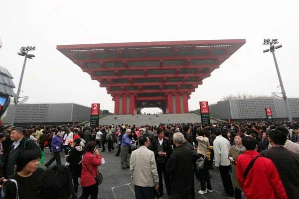Multitud Visitantes Reúnen Entrada Del Pabellón China Sitio Expo Shanghai — Foto de Stock