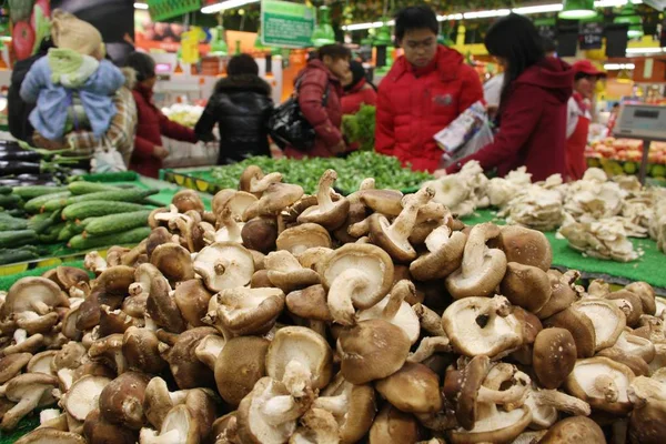 Китайские Покупатели Покупают Овощи Супермаркете Наньтуне Провинция Цзянсу Марта 2010 — стоковое фото