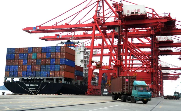 Een Schip Laden Met Containers Zien Lianyungang Haven Lianyungang East — Stockfoto