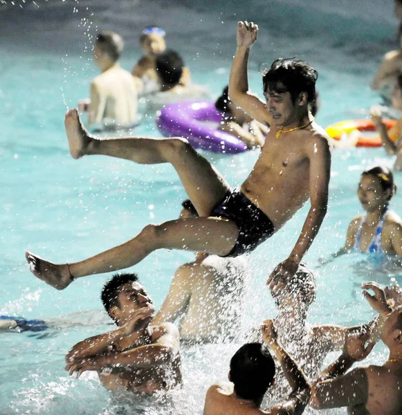 Chinesische Jugendliche Kühlen Sich Bei Schwülem Wetter Schwimmbad Eines Wasserparks — Stockfoto