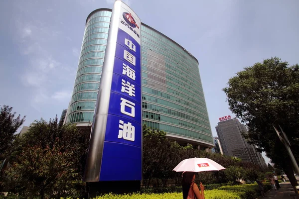 Eine Chinesin Geht Hauptquartier Der Chinesischen Offshore Ölgesellschaft Cnooc Peking — Stockfoto