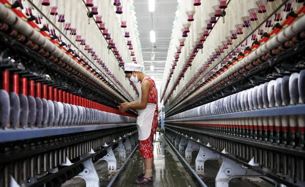 Uma Operária Chinesa Checa Fio Máquina Giratória Uma Fábrica Têxtil — Fotografia de Stock