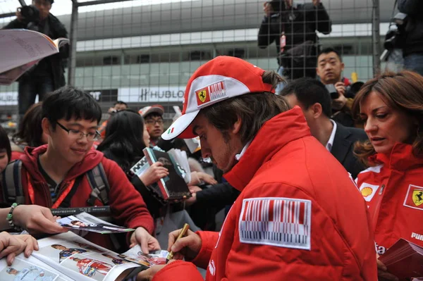 Hiszpański Kierowca Fernando Alonso Ferrari Zespół Podpisuje Autografy Dla Kibiców — Zdjęcie stockowe