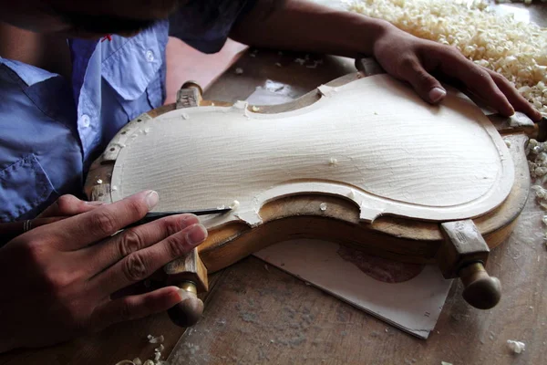 Chinese Worker Makes Violin Factory Beijing Huadong Musical Instrument Corp — Stock Photo, Image