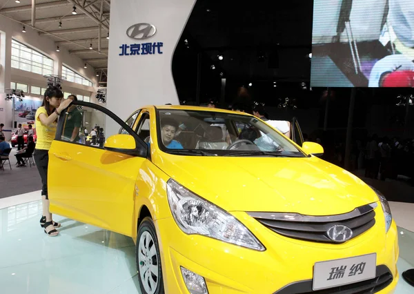 Látogató Megnéz Egy Hyundai Verna Közben Egy Kocsi Mutat Ban — Stock Fotó