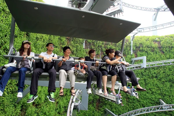 訪問者は 中国の万博公園でスイスパビリオンでティトリスマウンテンチェアリフトを取ります 2010年6月13日 — ストック写真
