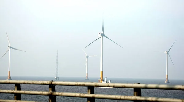 2010年6月5日 上海の上海東海橋沖合風力発電所での風力タービンの眺め — ストック写真