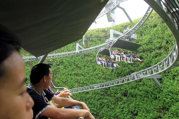 訪問者は 中国の万博公園でスイスパビリオンでティトリスマウンテンチェアリフトを取ります 2010年6月13日 — ストック写真