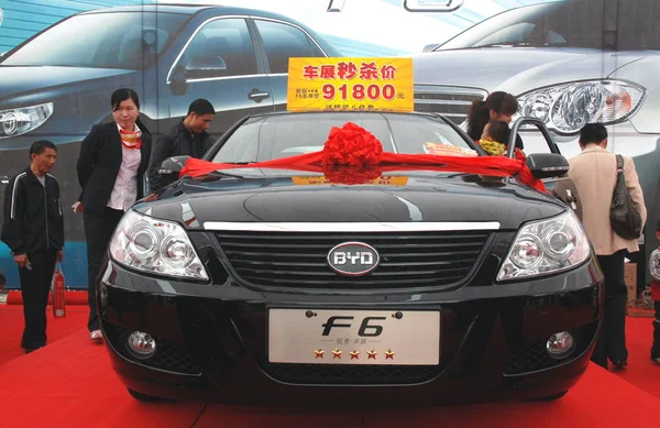 Kínai Fogyasztók Pillantást Egy Byd Autó Alatt Auto Show Shaoyang — Stock Fotó
