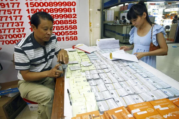 Egy Fiatal Kínai Üzletek Mobil Telefonszámok Egy Mobiltelefon Piacon Sanghajban — Stock Fotó