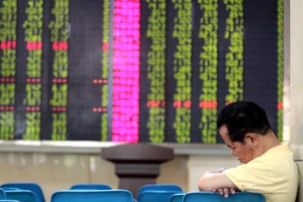 Chiński Inwestor Dla Osób Przed Wyświetlającym Cen Akcji Czerwony Dla — Zdjęcie stockowe