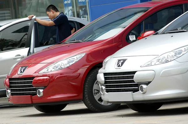 Compradores Carros Chineses Olham Para Carros Peugeot Uma Concessionária Peugeot — Fotografia de Stock