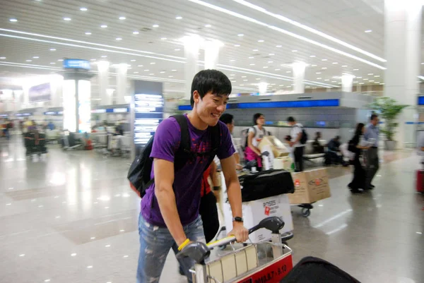 Estrela Chinesa Liu Xiang Empurra Seu Carrinho Bagagem Aeroporto Internacional — Fotografia de Stock