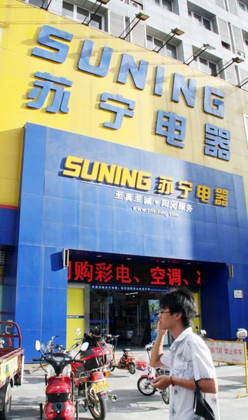 Китаец Проходит Мимо Магазина Бытовой Техники Suning Городе Наньтун Провинция — стоковое фото