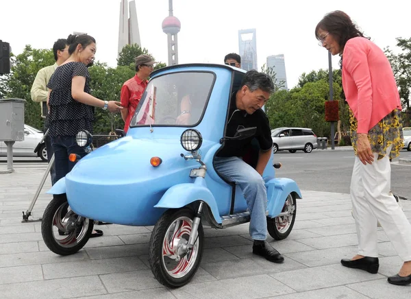 Nsanlar Şangay Bir Sokakta Bir Mini Elektrikli Araba Bakmak Çin — Stok fotoğraf