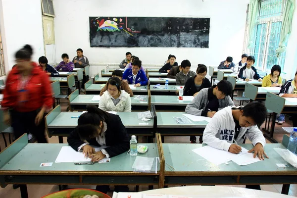 Китайских Студентов Видели Сдающими Первый Экзамен Вступительный Экзамен Национальный Колледж — стоковое фото