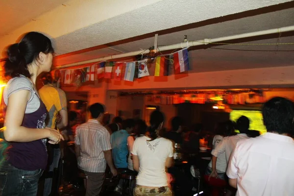 Kineser Titta Inledningsmatchen 2010 World Cup South Afrika Bar Wuhan — Stockfoto