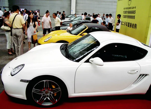 File Los Visitantes Observan Los Coches Deportivos Porsche Otros Vehículos — Foto de Stock