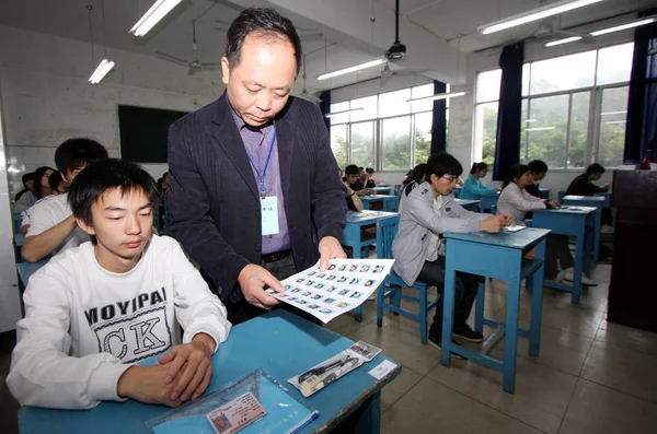 Chinese Teacher Verifies Identities Students First Exam Annual National College — Stock Photo, Image