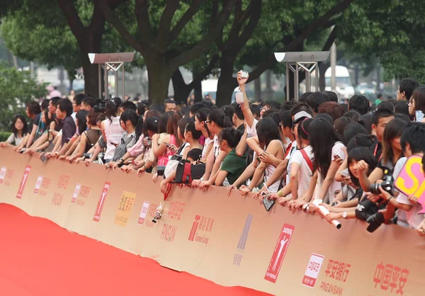 Multidões Fãs Chineses Assistem Estrelas Andando Tapete Vermelho Antes Cerimônia — Fotografia de Stock