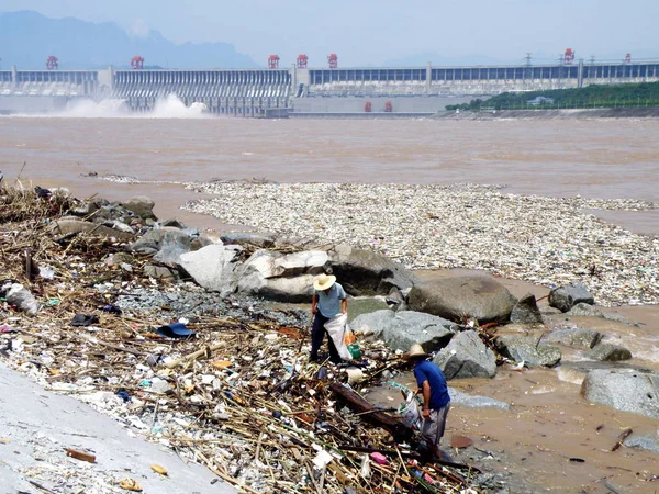 Basureros Chinos Recogen Basura Largo Orilla Del Río Yangtze Cerca —  Fotos de Stock
