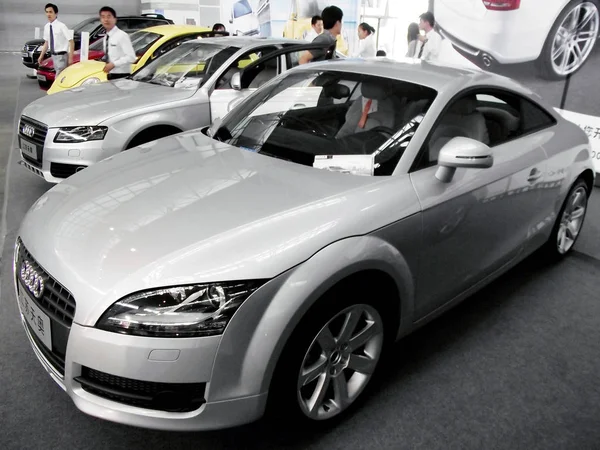 Les Visiteurs Regardent Une Audi Importée Autres Voitures Audi Volkswagen — Photo