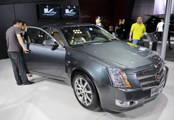 Visitors Look Cadillac Cts General Motors Auto Show Chongqing China — Stock Photo, Image