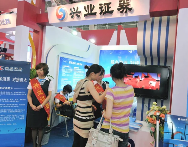 Visitantes Chineses São Vistos Estande Títulos Industriais Durante Uma Exposição — Fotografia de Stock
